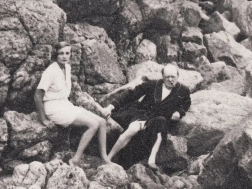 Doris Delevingne fut peinte plusieurs fois par Winston Churchill. Ils sont photographiés ici par Elsa Maxwell durant une séance de pose.